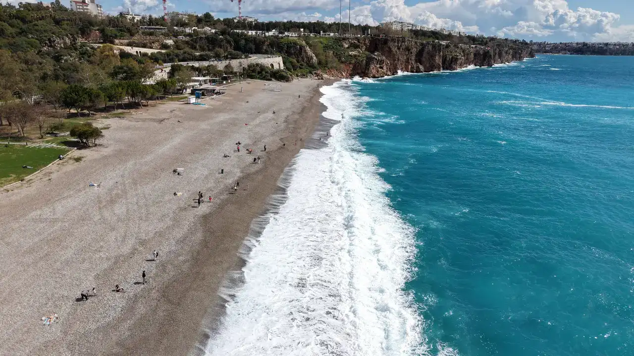 Antalya'da Sağanak ve Fırtına Arası Deniz Keyfi 1